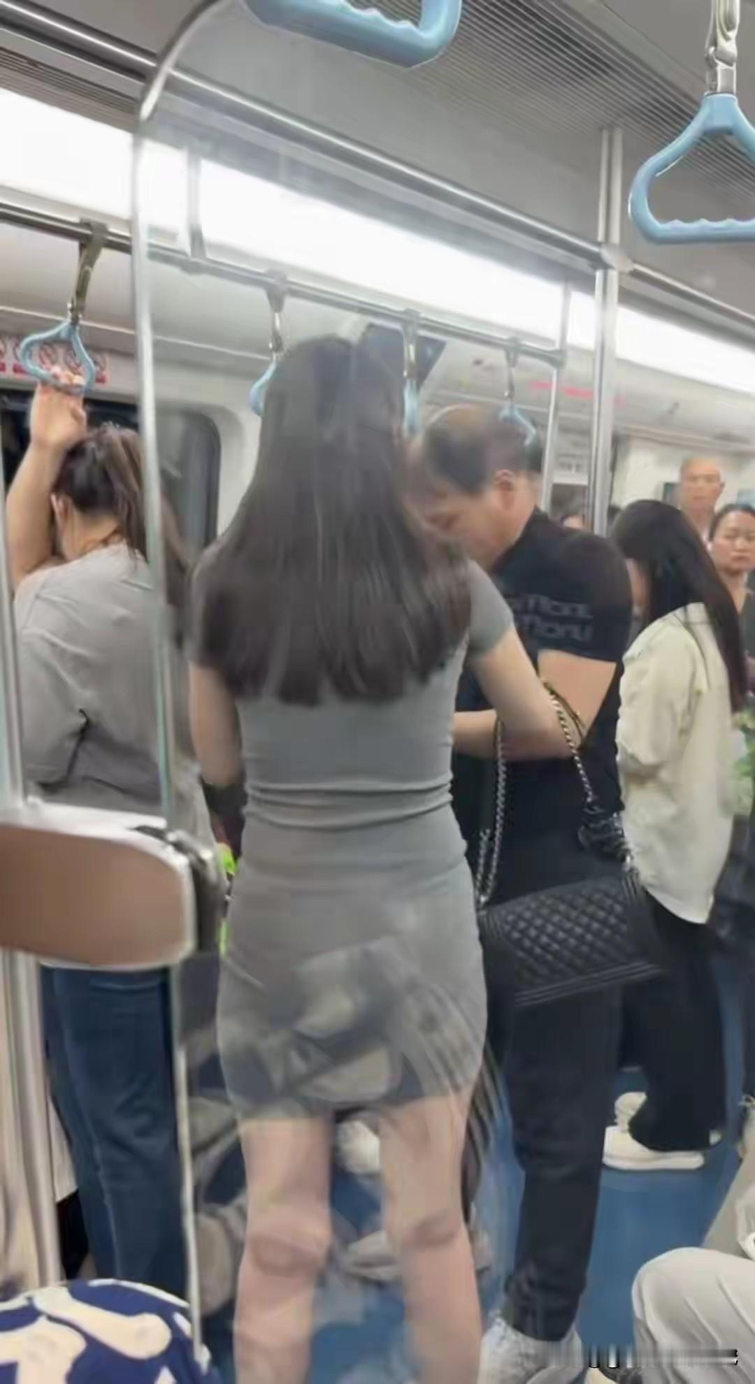 陕西大爷地铁偷拍被扇：别拿年龄当恶行的“免死金牌”
 
据哈尔滨日报报道，5月2