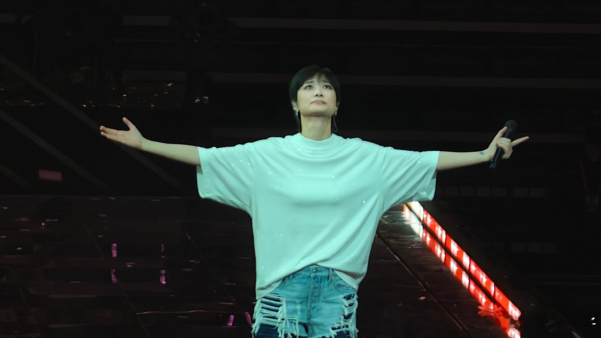 李宇春哭了这段彼此陪伴与成长的感情，太深刻了 ​​​