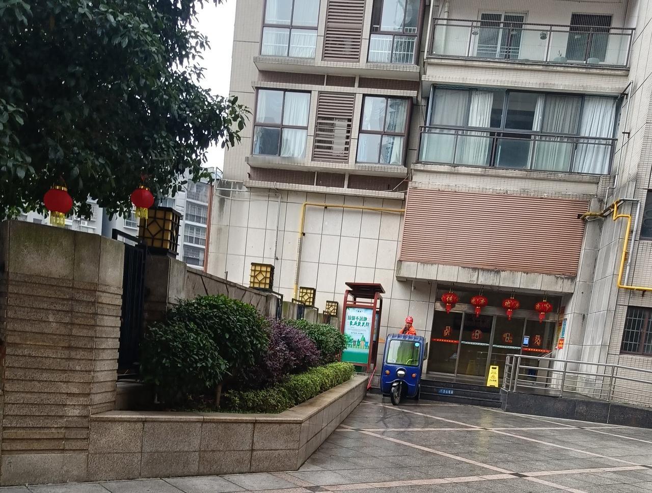 为在过年的时候还在忙碌的运垃圾的工人点赞

你们辛苦了，没有你们就没有小区良好的