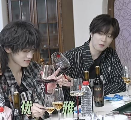 小婴儿们品酒中....666还有互动环节 