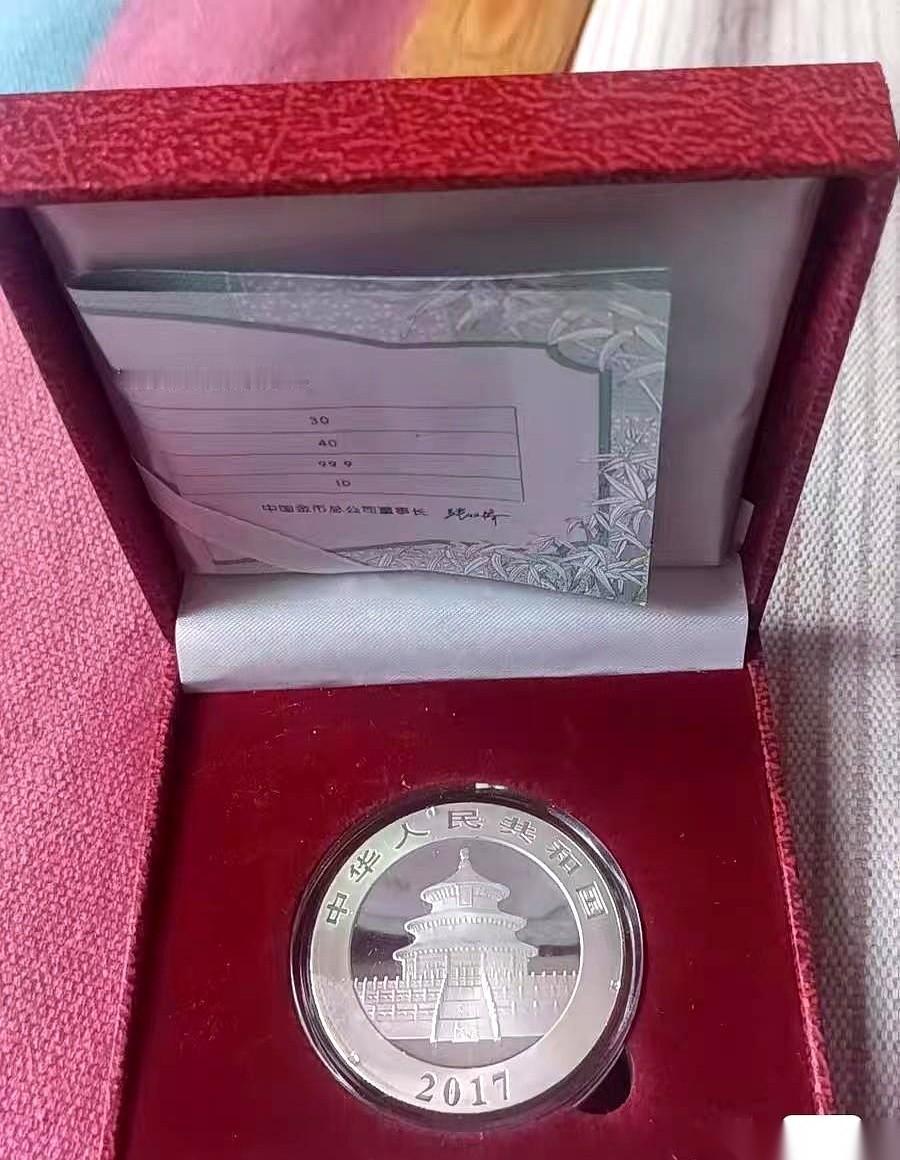 就离谱。
2008年排队领的那张20块的奥运钞，上个月拍卖行成交价，5万。
我手