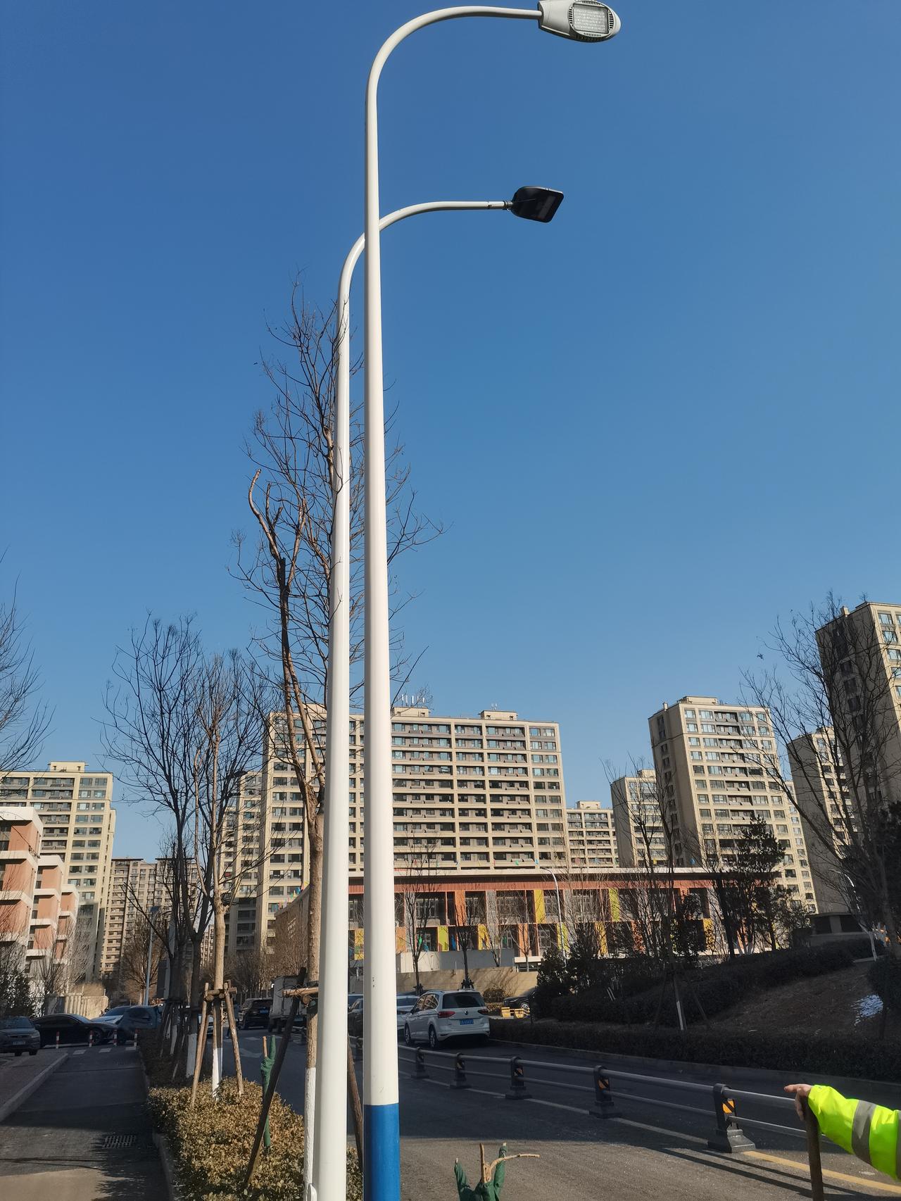 我们小区外，右边幼儿园，左边初中学校，这个十字路口竟然没有红绿灯，近两年多次发生