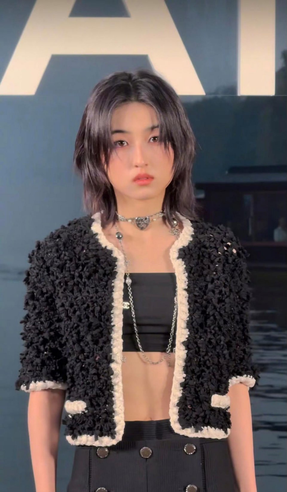 张子枫这个穿搭谁帮她想的？香奈儿穿成了地摊货，又丑又廉价的感觉，品牌被创得最狠的
