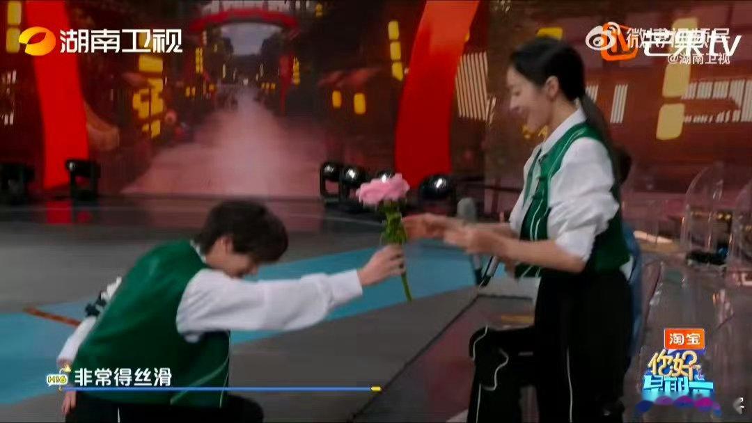 丁程鑫丁程鑫滑跪好帅气你好星期六 小狐狸滑跪杀！丁程鑫动作快姿势帅，夺花瞬间看得