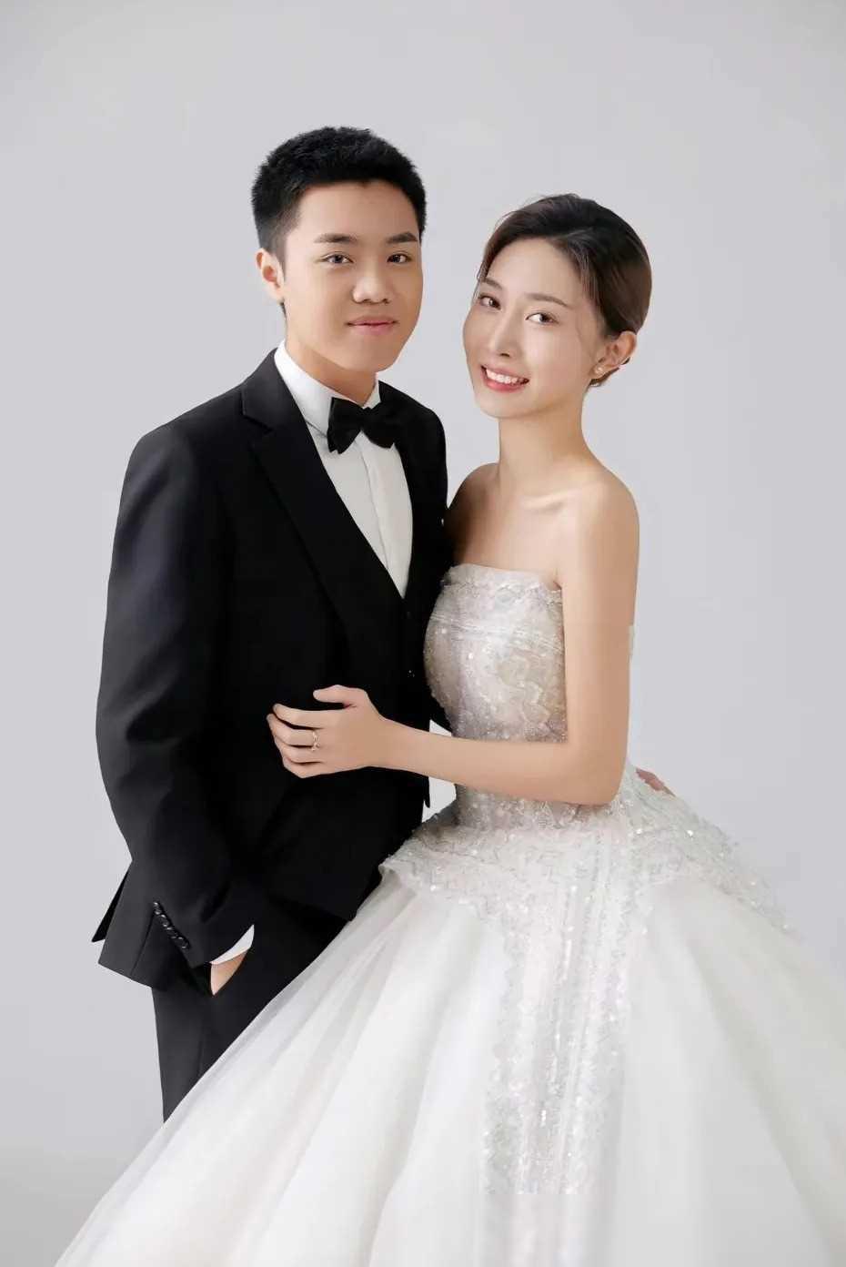 标题：《品德胜于金钱——致敬王小利老婆李琳》
王小利的妻子李琳在儿子结婚的事情上