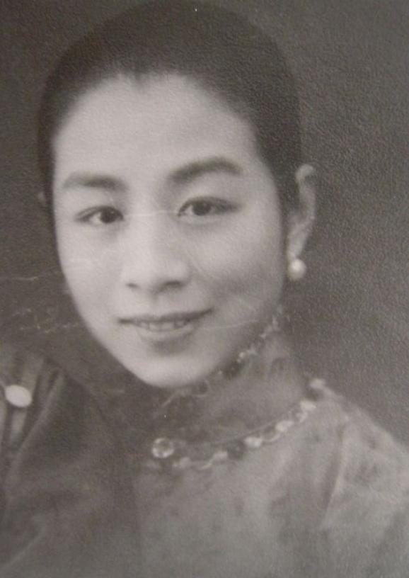 1947年的一天，李国秦发现17岁的养女小腹凸起，呕吐不止，想问明缘由，却遭到丈