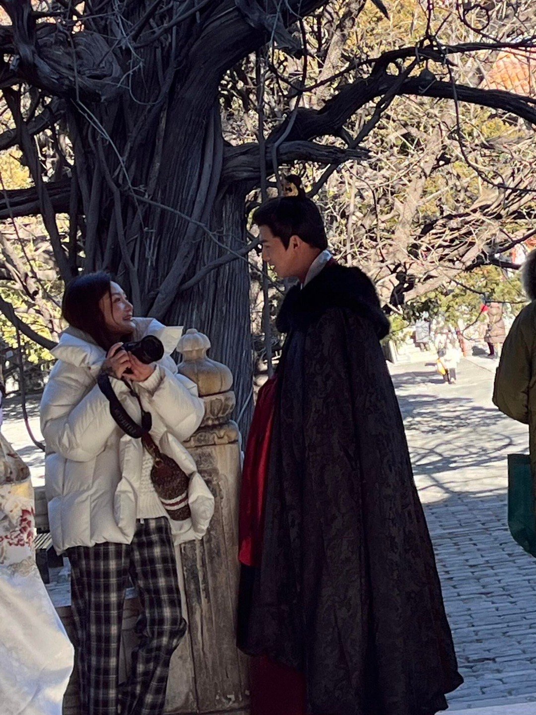 顾玉怎么站起来了国子监红墙偶遇叶祖新拍照 是谁还没从《长安二十四计》的轮椅戏份里