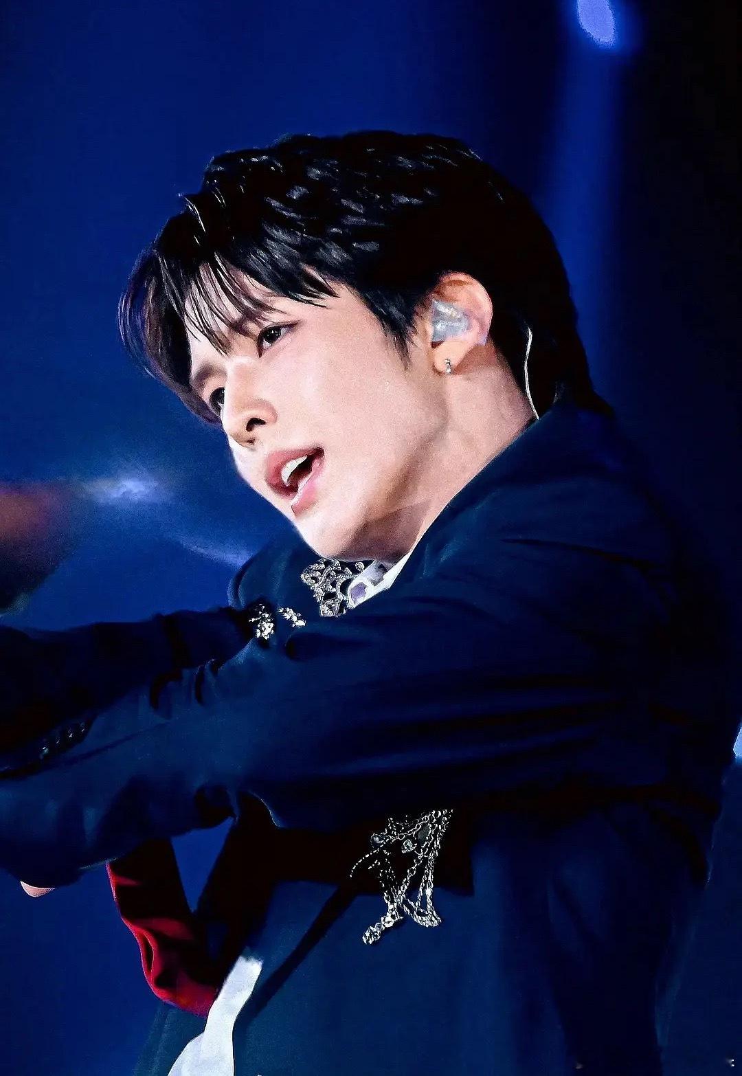 S.M男练选手偷偷比心好宠粉SMTOWN追加公演 ​​​