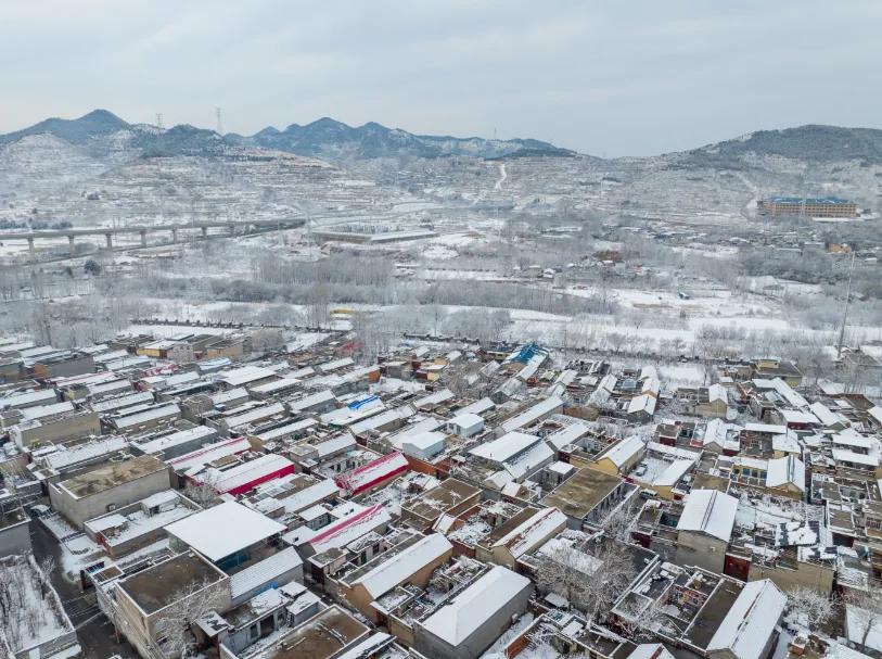 那个曾经让你穿着开裆裤玩泥巴的地方，那个让你追着狗都嫌烦的地方，那个守望者你身影