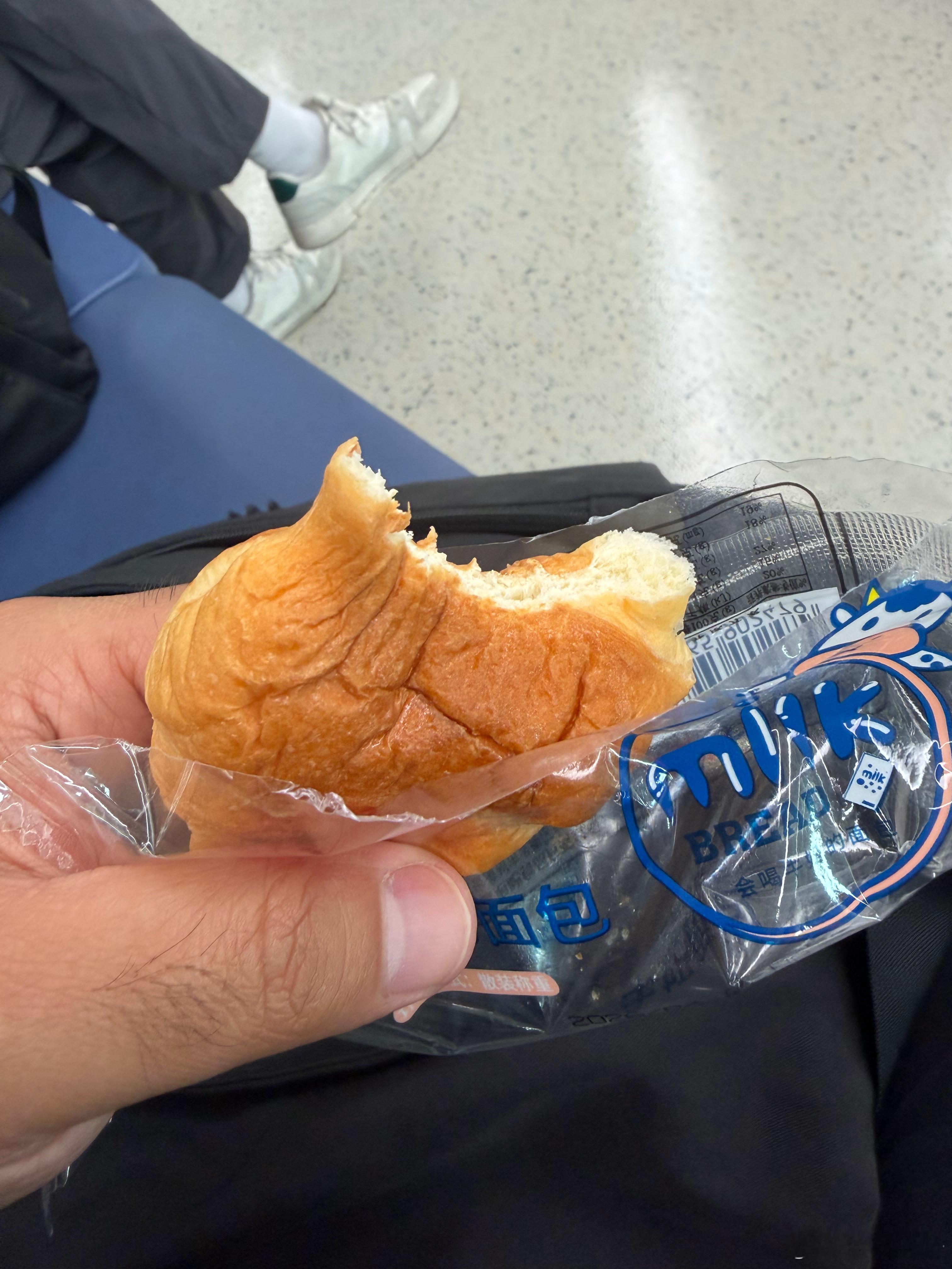 肚子饿死了，本来去休息室吃饭，结果今天好多航班延误，休息室全是人，我就拿了两个面