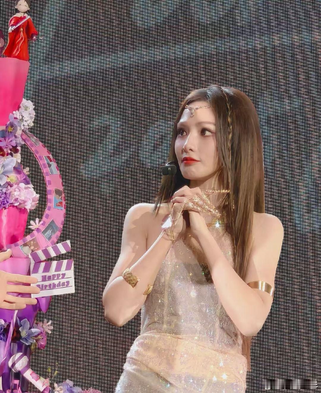 彭小苒 钻石头链 blingbling的钻石头链，与彭小苒的气质完美适配，美到心