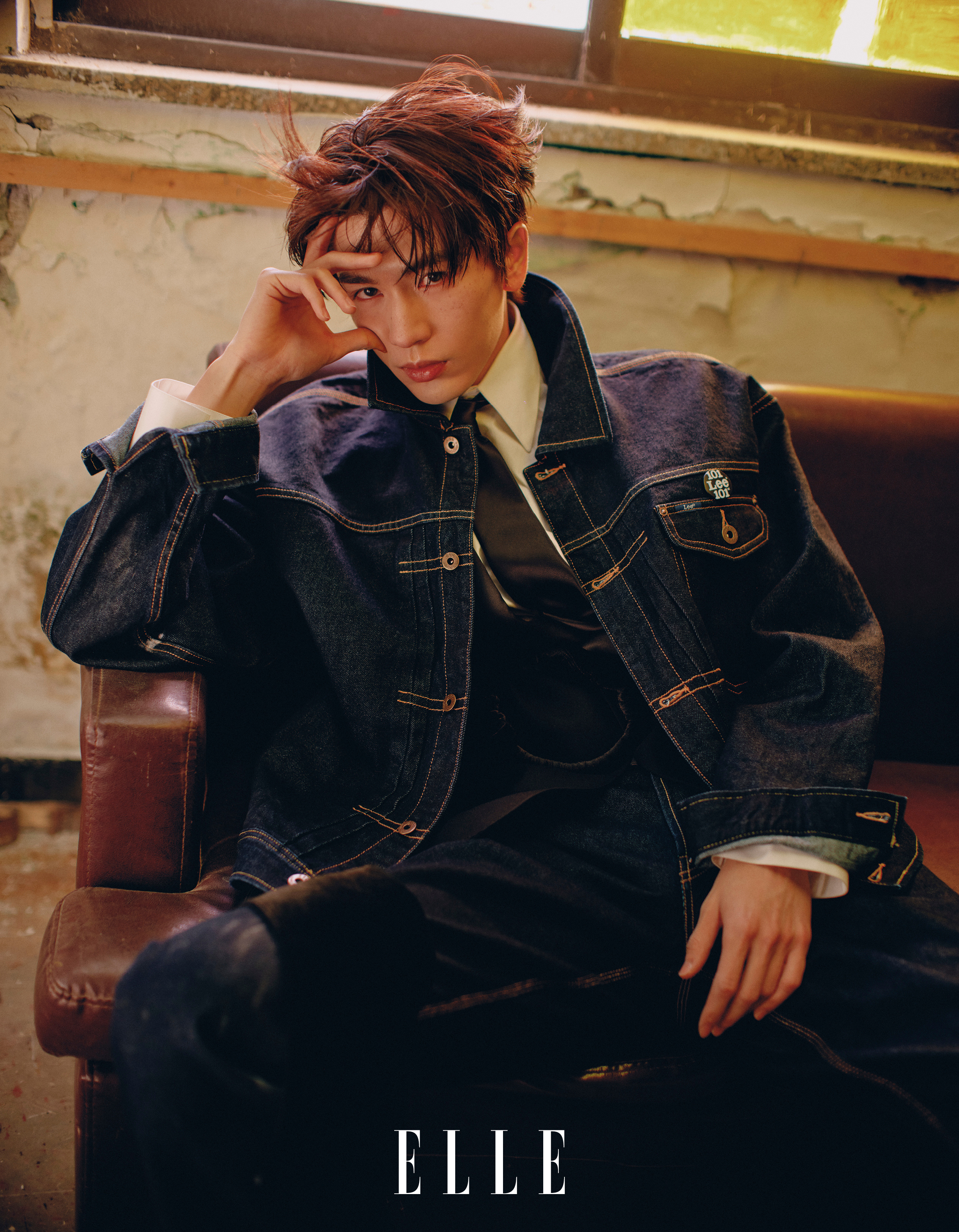 ELLE四月刊张凌赫封面张凌赫时空折叠ELLE大片张凌赫ELLE四月刊，镜头里氛