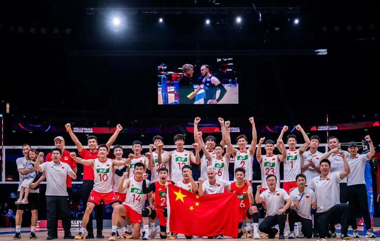 太惊喜，太给力了！3-1，中国男排力克荷兰队，取得两连胜。

前两局中国队打得顺