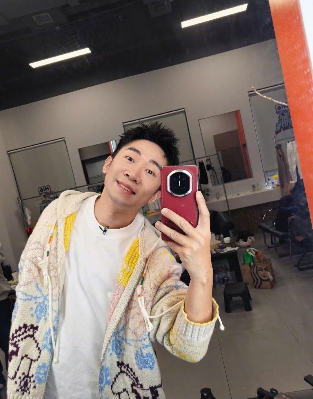 杨迪把周冬雨的暖宝当鞋垫 杨迪这波操作太搞笑！把周冬雨暖宝当鞋垫，还理直气壮吐槽