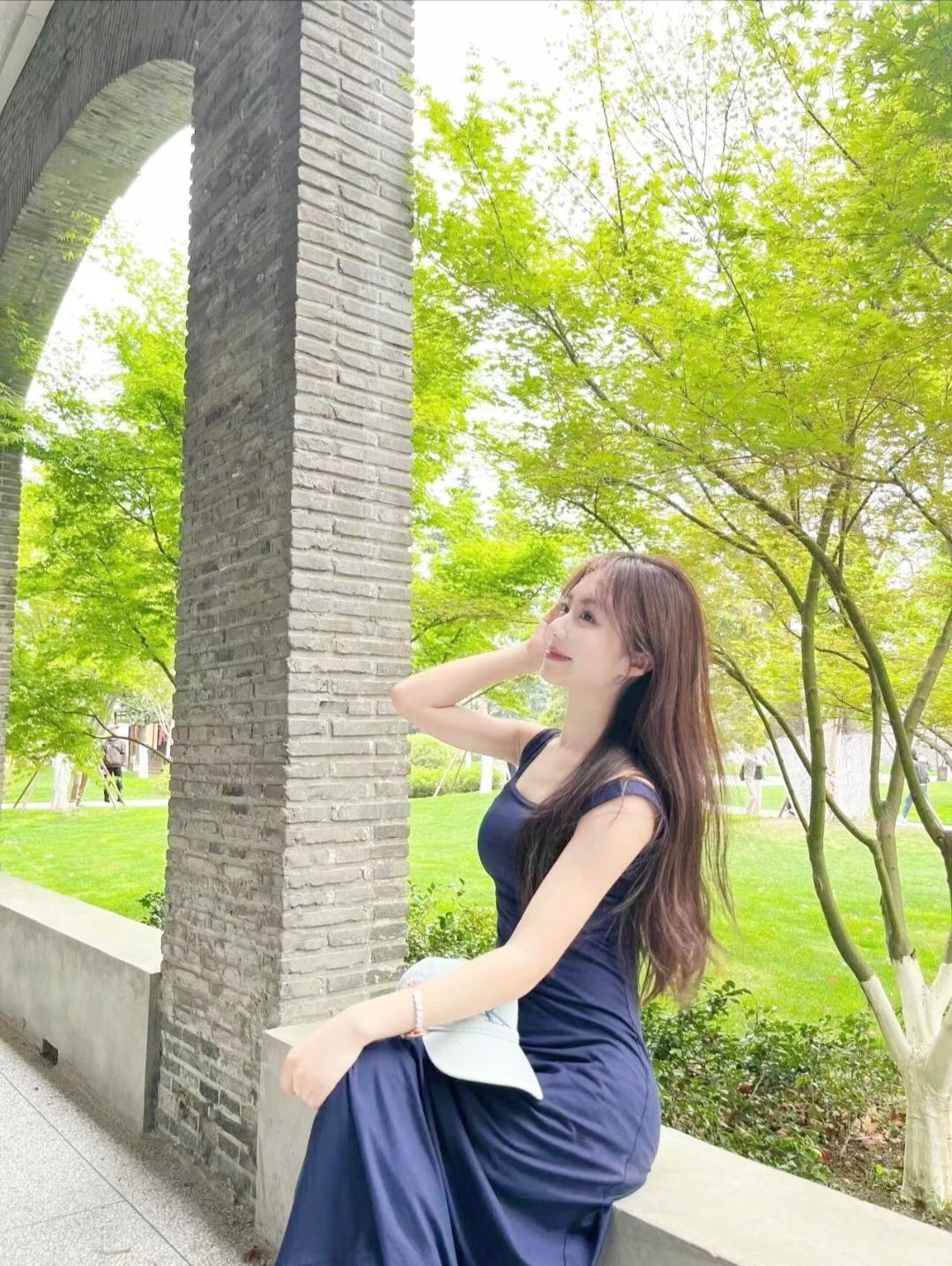 绿树阴中倚石桥，轻纱拂面意自高。 清新脱俗的女孩子是什么样子的呀