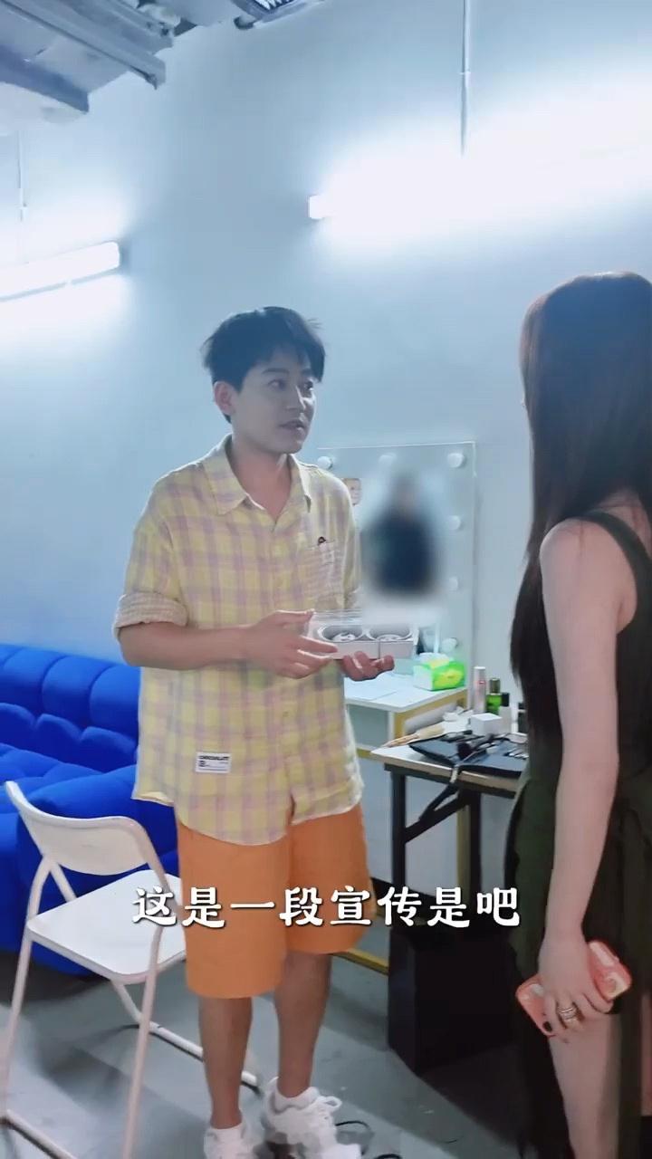 靳梦佳歌手后台宣传中餐厅靳梦佳中餐厅首播歌手送钵仔糕 靳梦佳的社交能力真的服，中