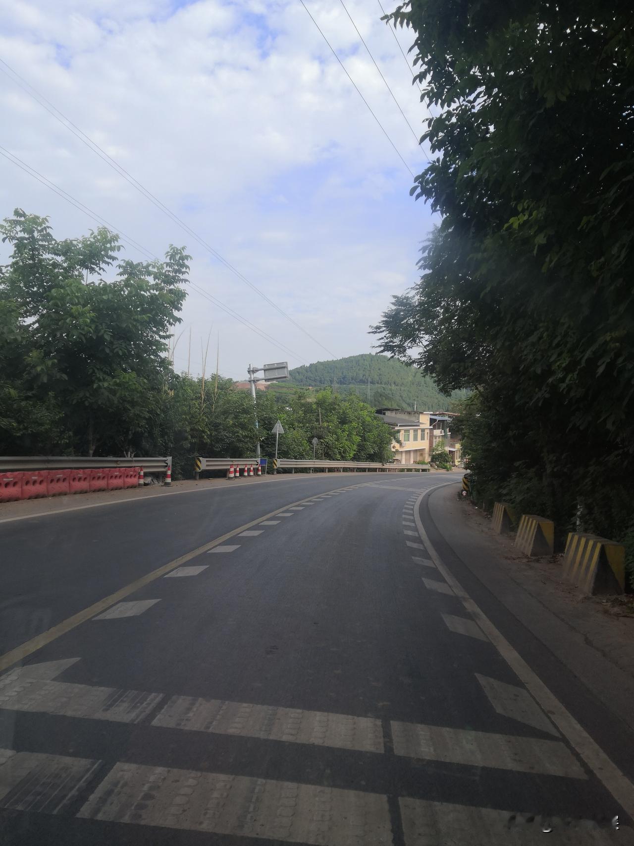 去看350国道中江县样板路
中江县梓潼乡，一路走来，只是路况不见得好的乡村道路吧