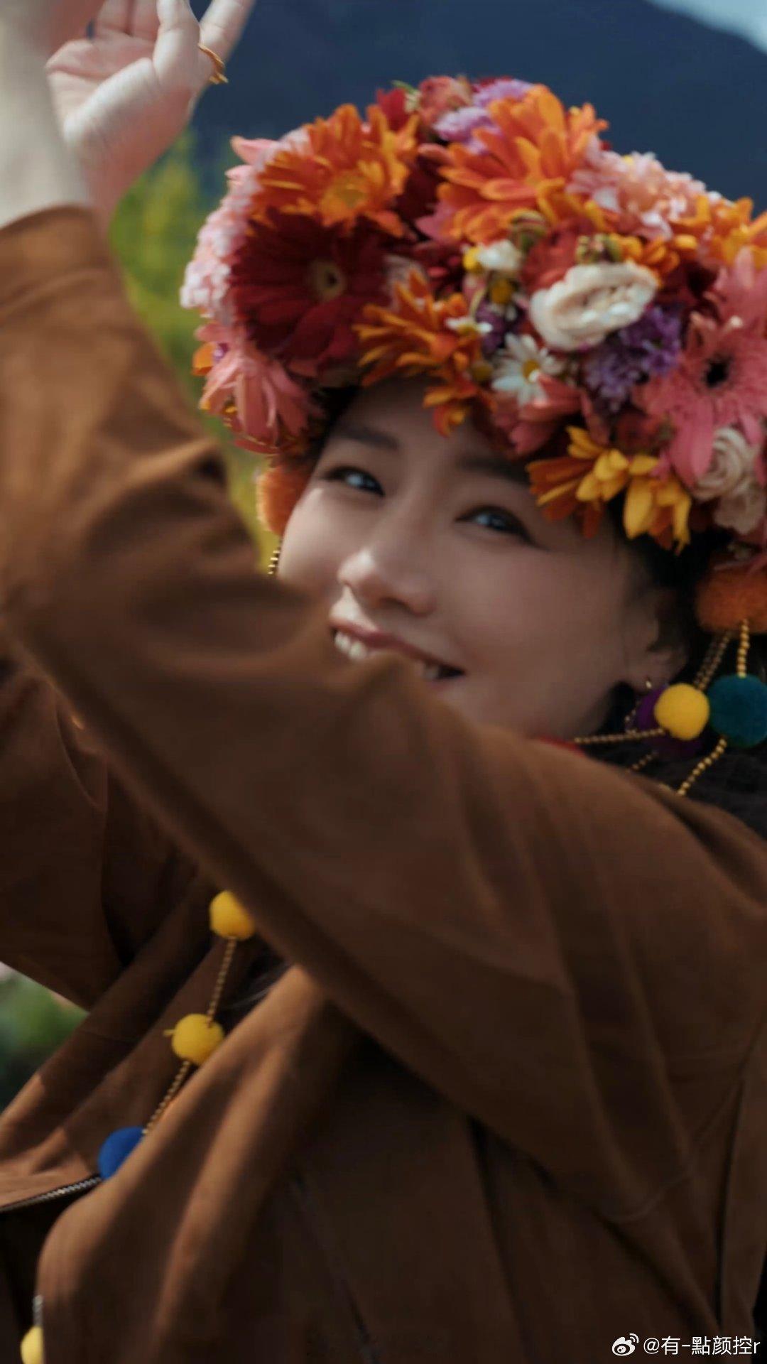 马思纯云南体验簪花 马思纯在云南簪花的图看得人心情变好，她的笑容有治愈力。非遗簪