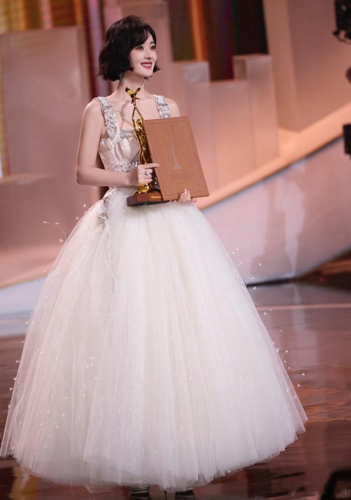 #赵丽颖连续三个月拿奖##赵丽颖事业粉的天堂#赵丽颖是真正的实力派！八月百花、九