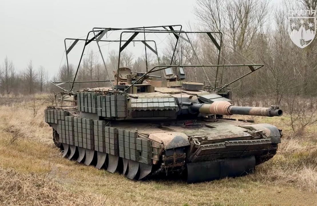 澳大利亚提供给乌克兰的 M1A1主战坦克，车身上加装了 Kontakt-1 反应