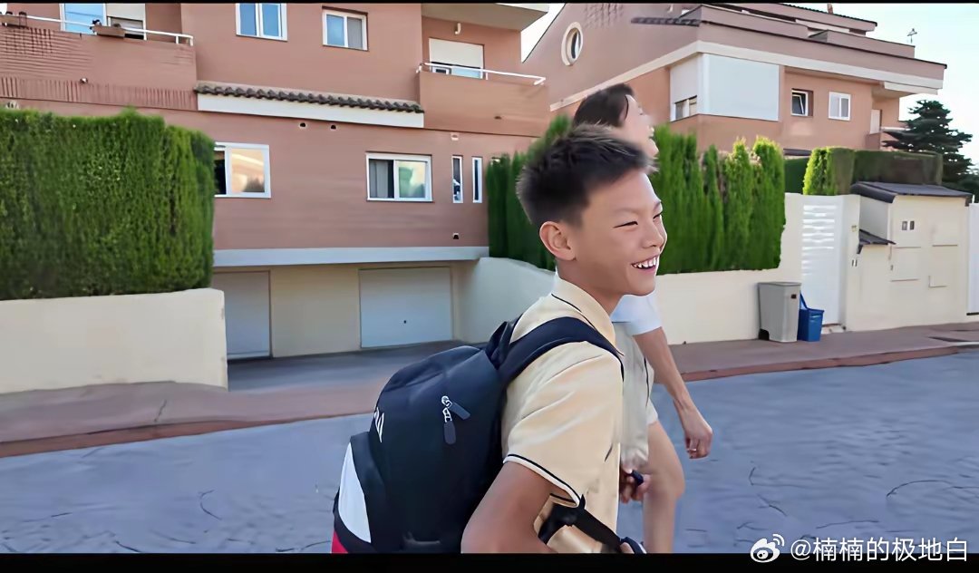林丹在西班牙生活的一天林丹一家人在西班牙生活，早晨给儿子准备早餐，送孩子上学，然