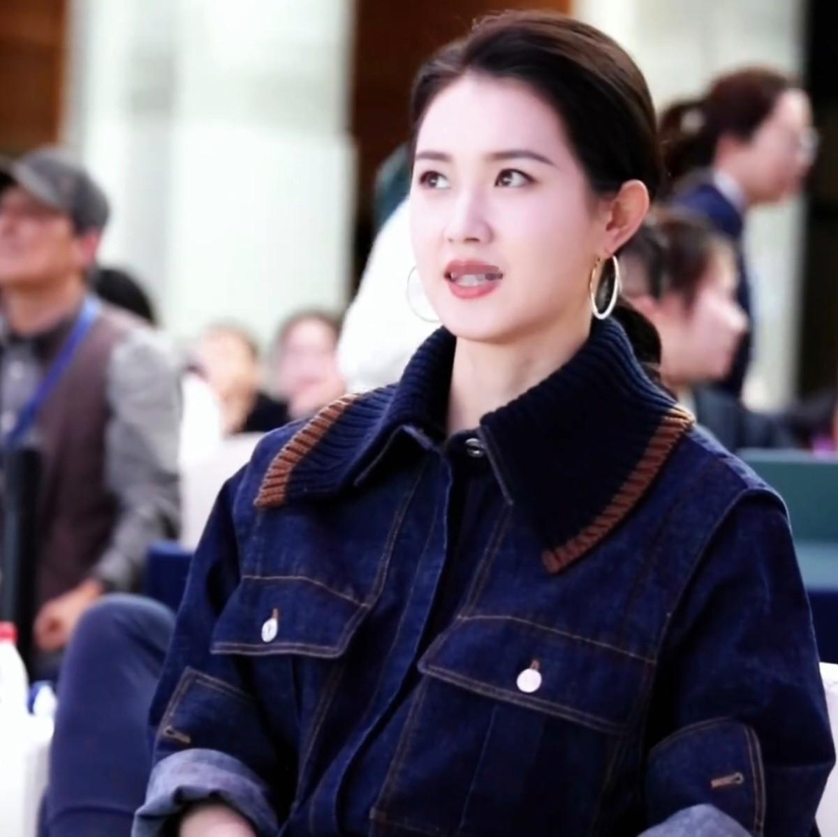 郭宇欣五天跑四场活动都穿同一条黑丝绒长裙，被截图挂热搜。
她昨天拍视频回怼：裙子