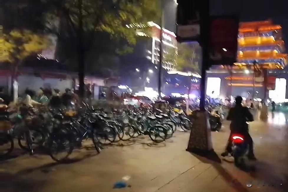 近期，郑州的学生骑行几十公里去开封吃灌汤包，夜游开封火了。
但是，有些人就开始酸