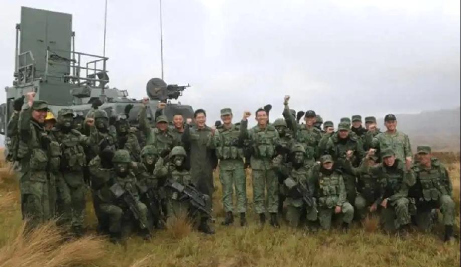 本周一，新加坡18岁青年鲍米克入伍前撰写评论，他称新加坡派部队赴台训练、是阻中台