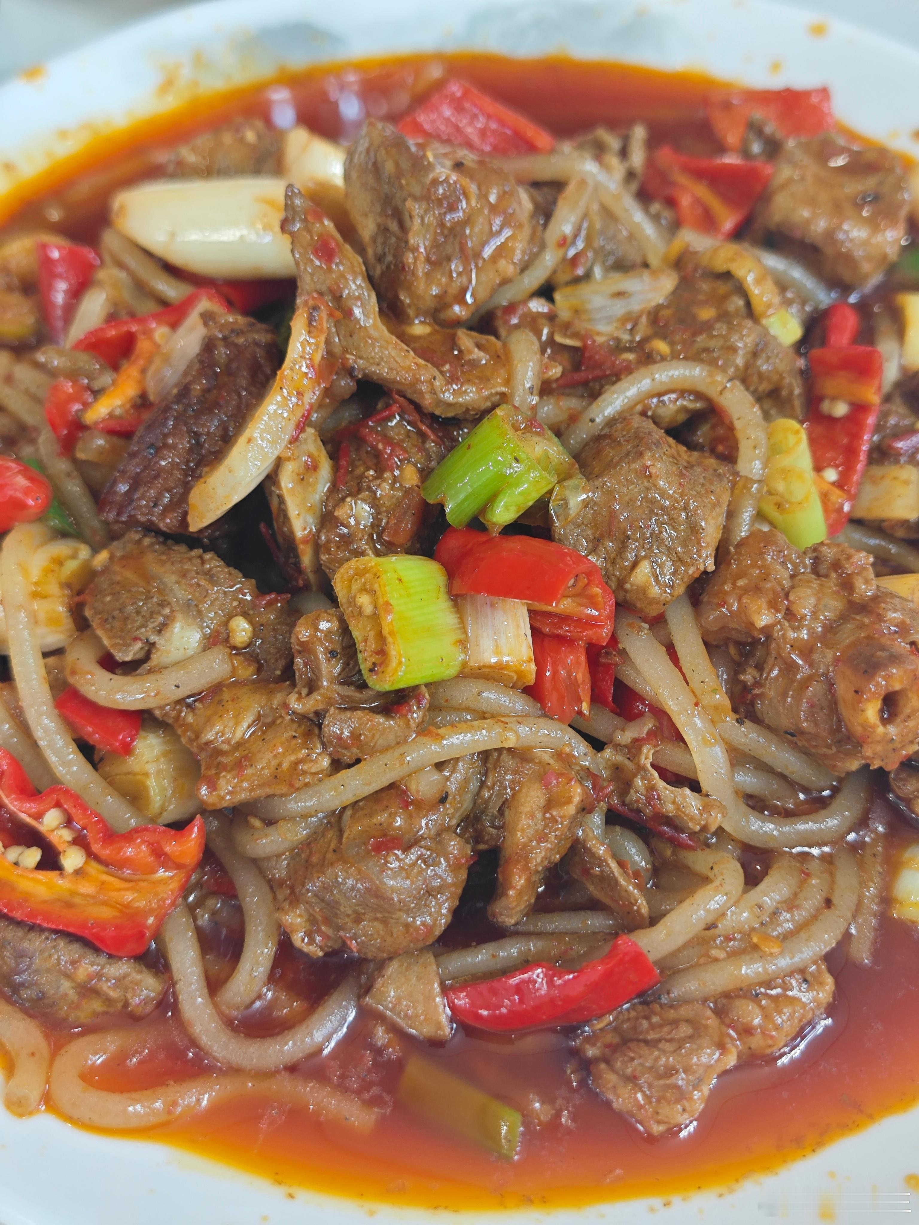 能吃上这盘黄渠桥爆炒羊羔肉，真不容易。它不贵，却藏在宁夏与内蒙交界的黄渠桥镇，偏