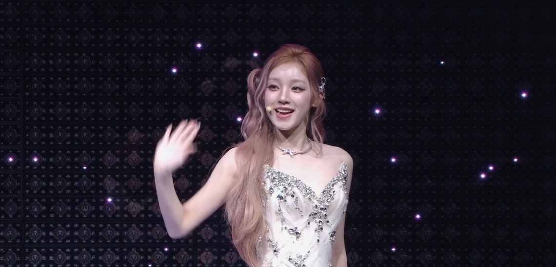 发布会刚开场宋雨琦就出现了， 