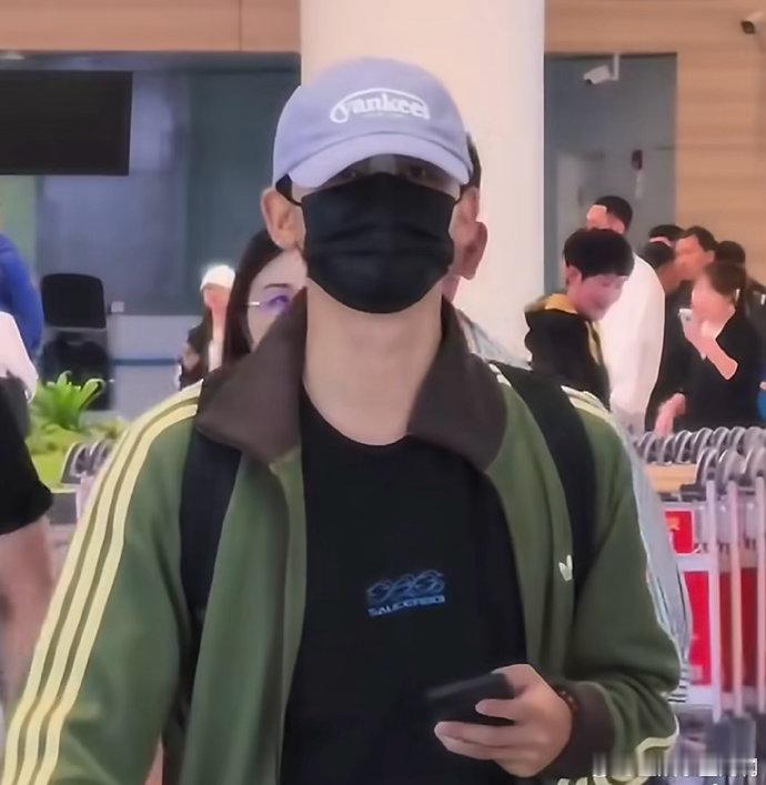 张晚意鼻子受伤了 高鼻梁意外受伤让人揪心，张晚意不带丝毫矫情，带伤坚守片场，敬业