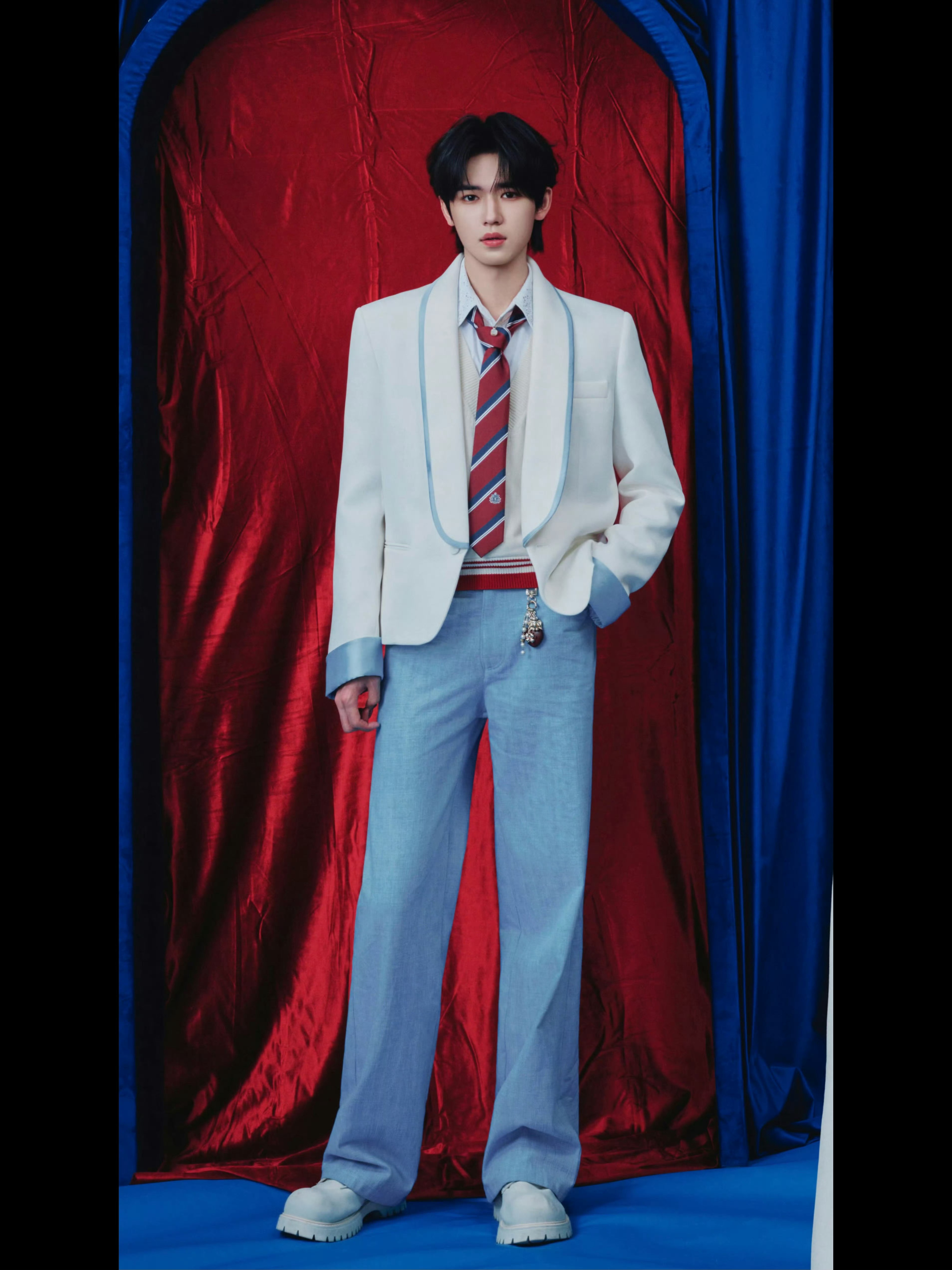 宋亚轩好正的帅盘靓条顺大长腿🥵宋亚轩蓝白校园风look