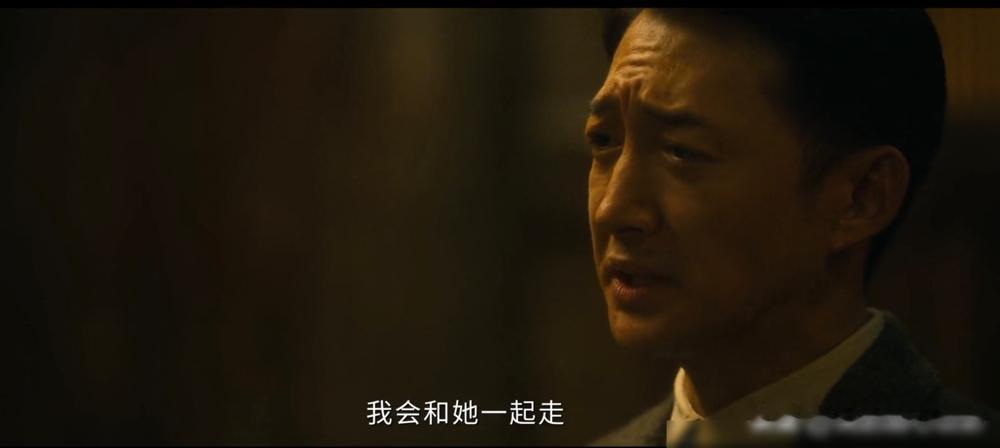 你敢信吗？一个两秒不到的镜头，导演竟命令人往桌上泼一整瓶酱油，万茜当场看呆。