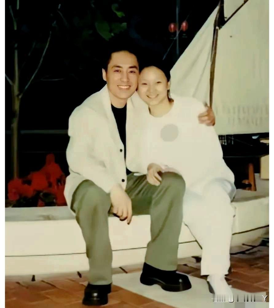 这张照片展现出了张艺谋与一位年轻女子2000年夜晚露营时的情景，彼时张艺谋50岁