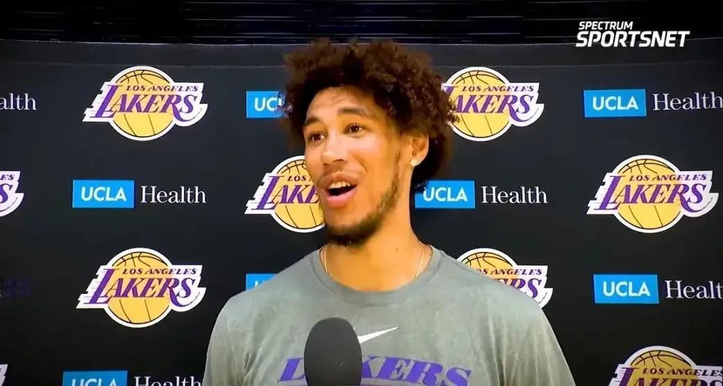 哈姆要多给海耶斯出场时间，让浓眉减少伤病，湖人第九很稳了。
第一，湖人战胜76人