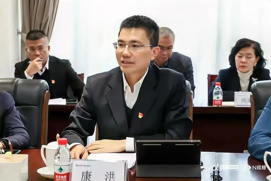 康洪：75后的四川人，格力集团的新任党委书记、董事长！
​
​

康洪，这位来自