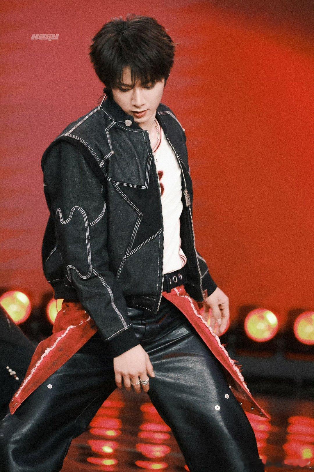 刘耀文北京台春晚 此男对我的视觉冲击很大