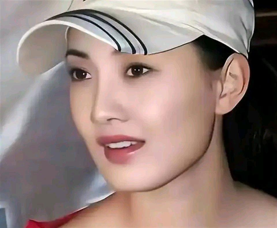 牛莉真是人生赢家啊！八次登上央视春晚，搭档冯巩、郭冬临，把“国民媳妇”演得活灵活