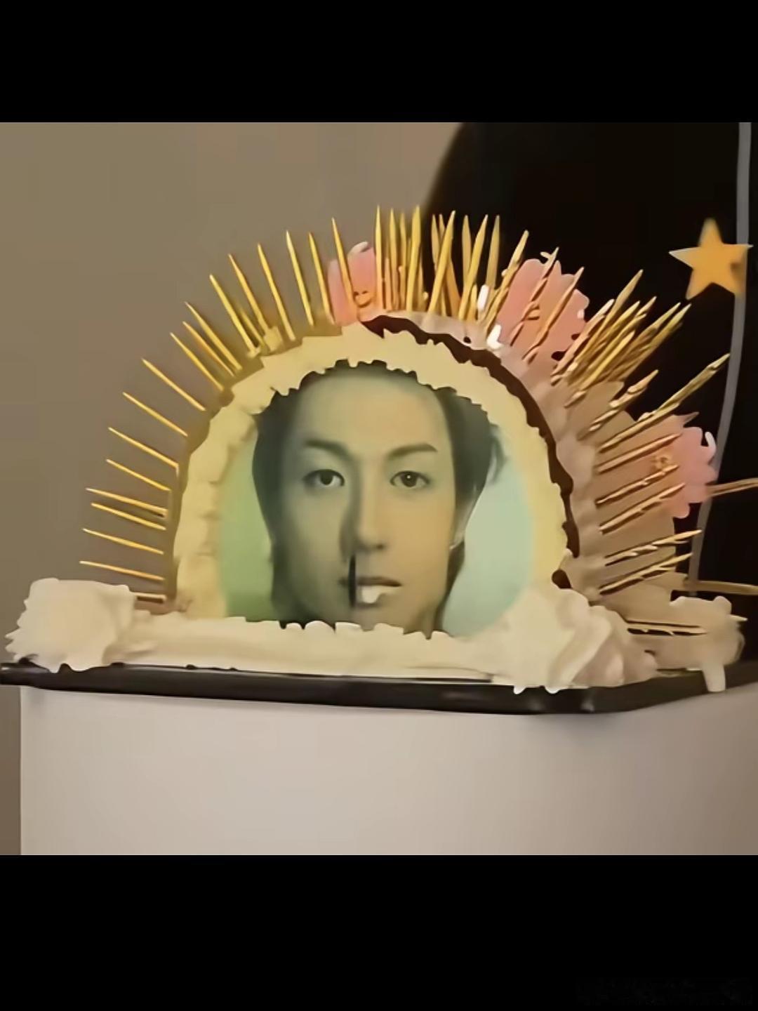 谁敢看粉丝给马丁的生日蛋糕应援 