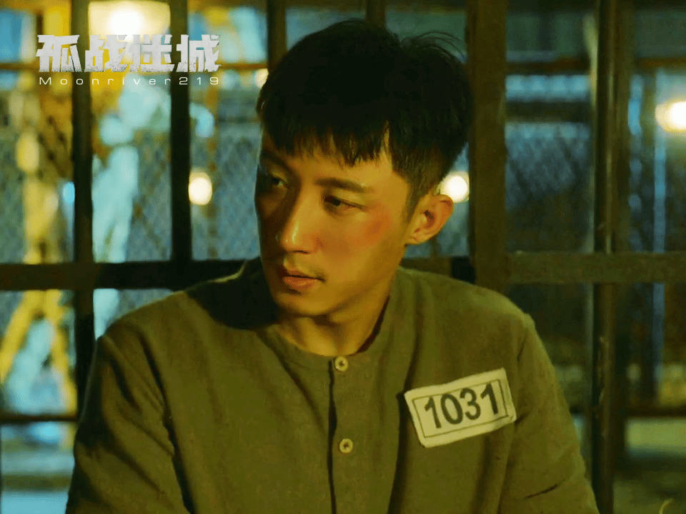 #黄景瑜藏獒进猫箱#黄景瑜那么身形高壮的人，怎么能藏进猫箱呢，一直弯着腰走路这也