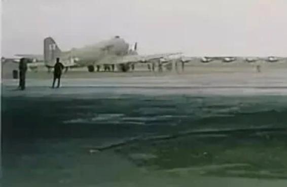 青城印记
今天发一张呼和浩特市新城东门外民国时期的一张飞机场老照片。机场位于今天