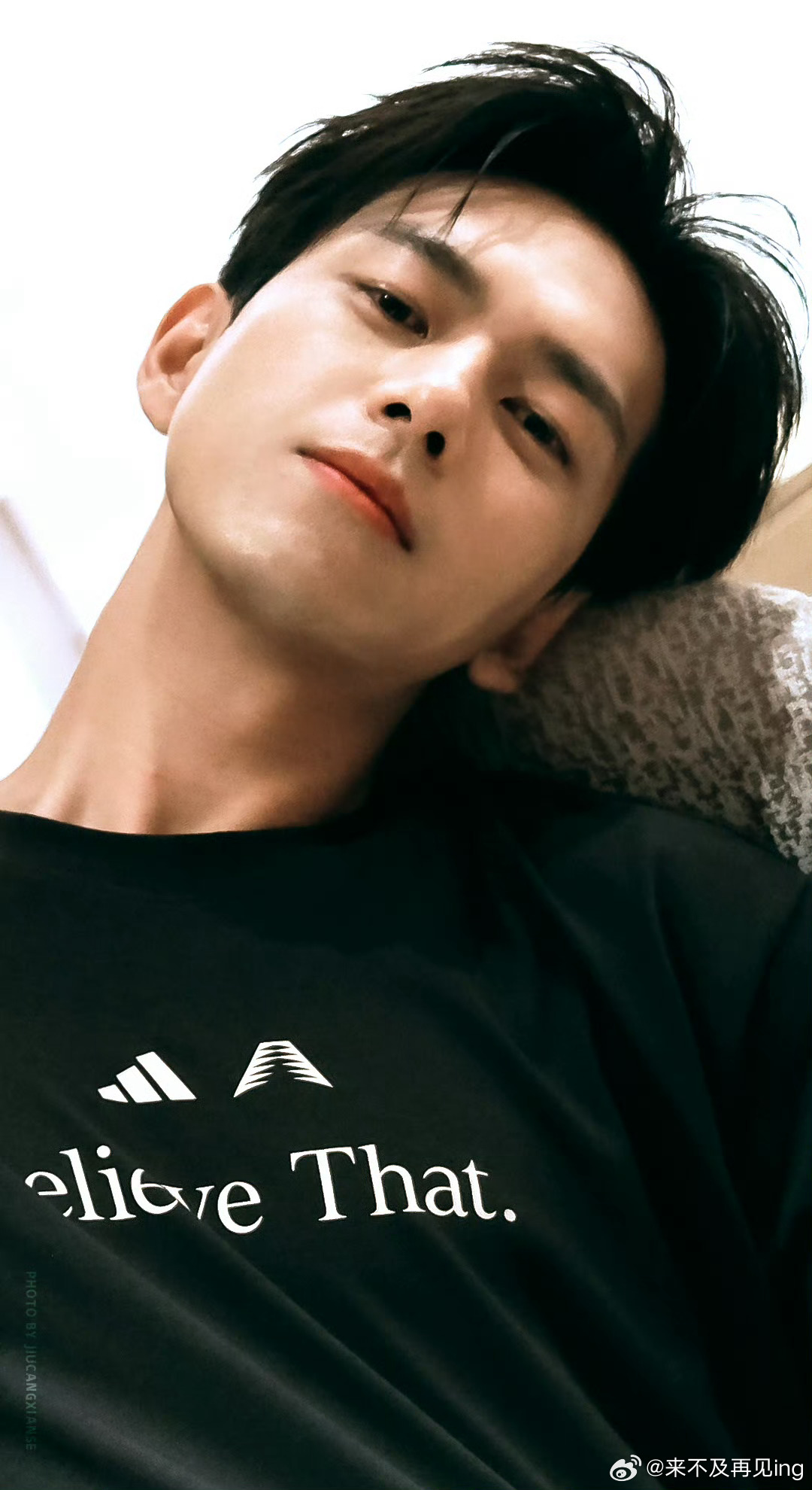 李现年上熟男感lx李现松弛感近照 此男就是这么松弛权威，一颦一笑已经足够吸引人，