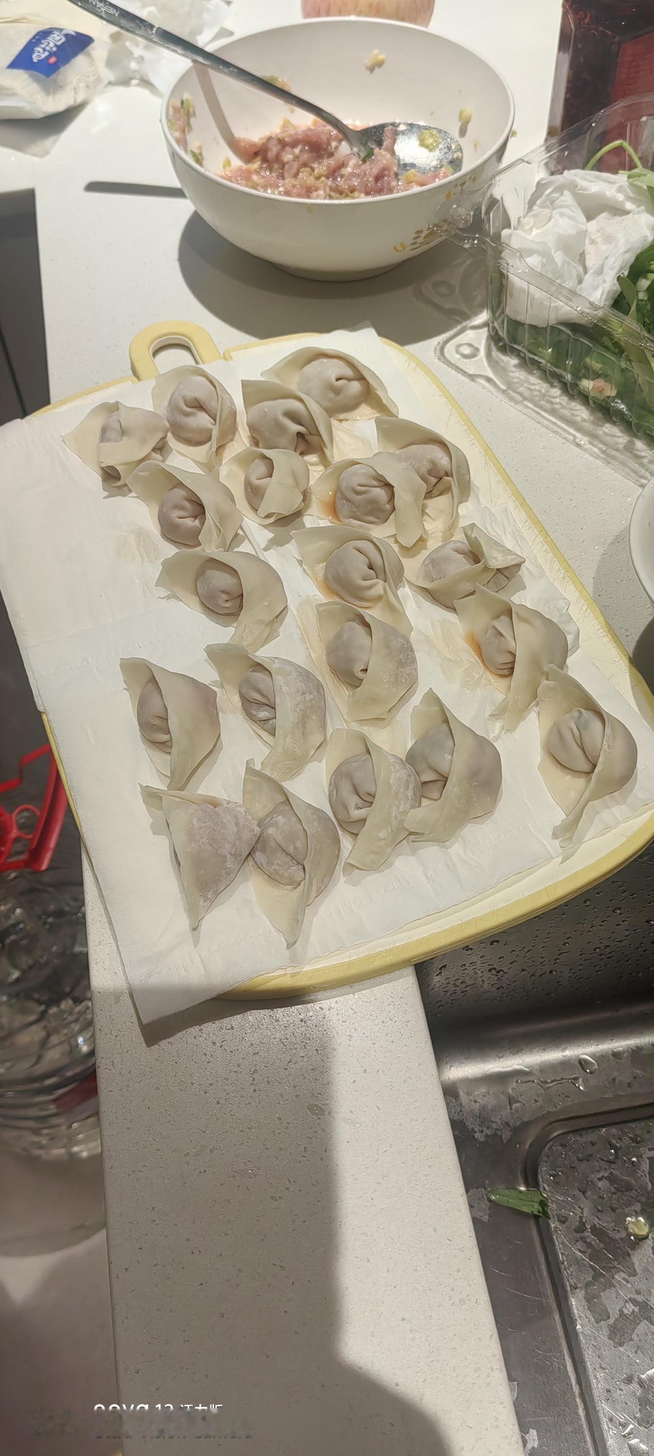 小妞亲自操刀的晚餐
今天晚上小妞亲自包了抄手（广西人叫馄饨），凉拌空心菜，吃完馄