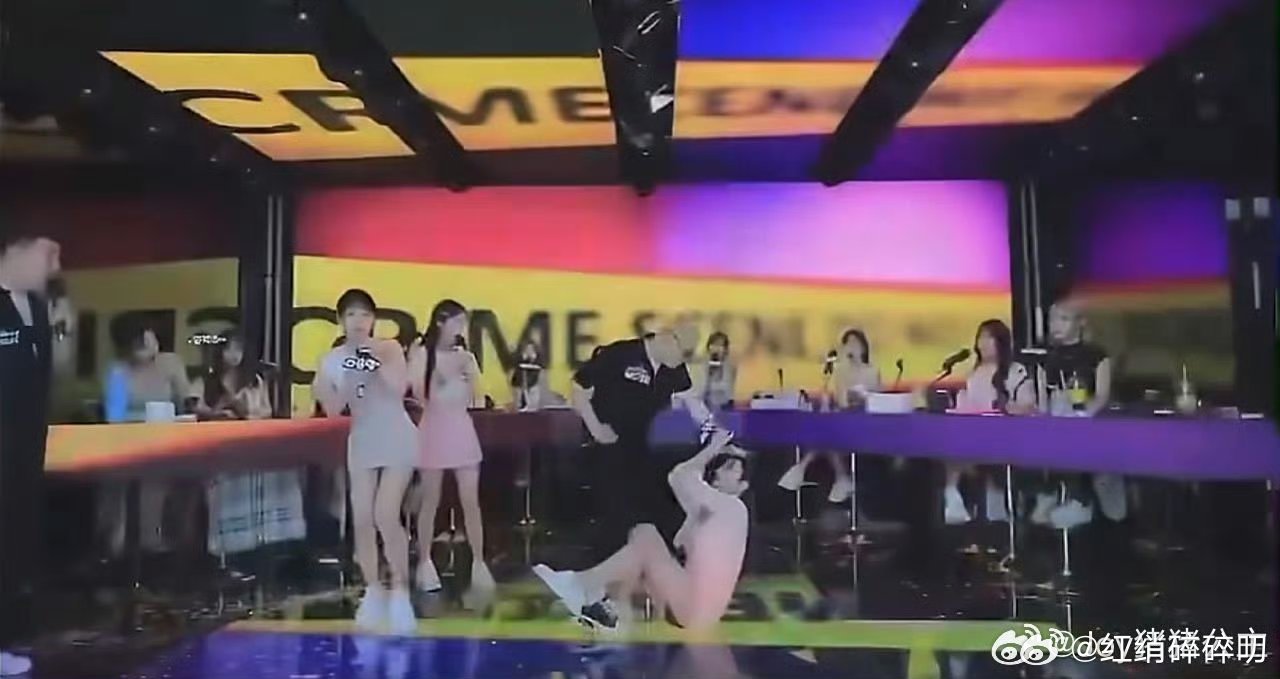 韩综男主持当众殴打女主持旁边的人都这么一直看着？？没人阻止？？视频后面好像还有两
