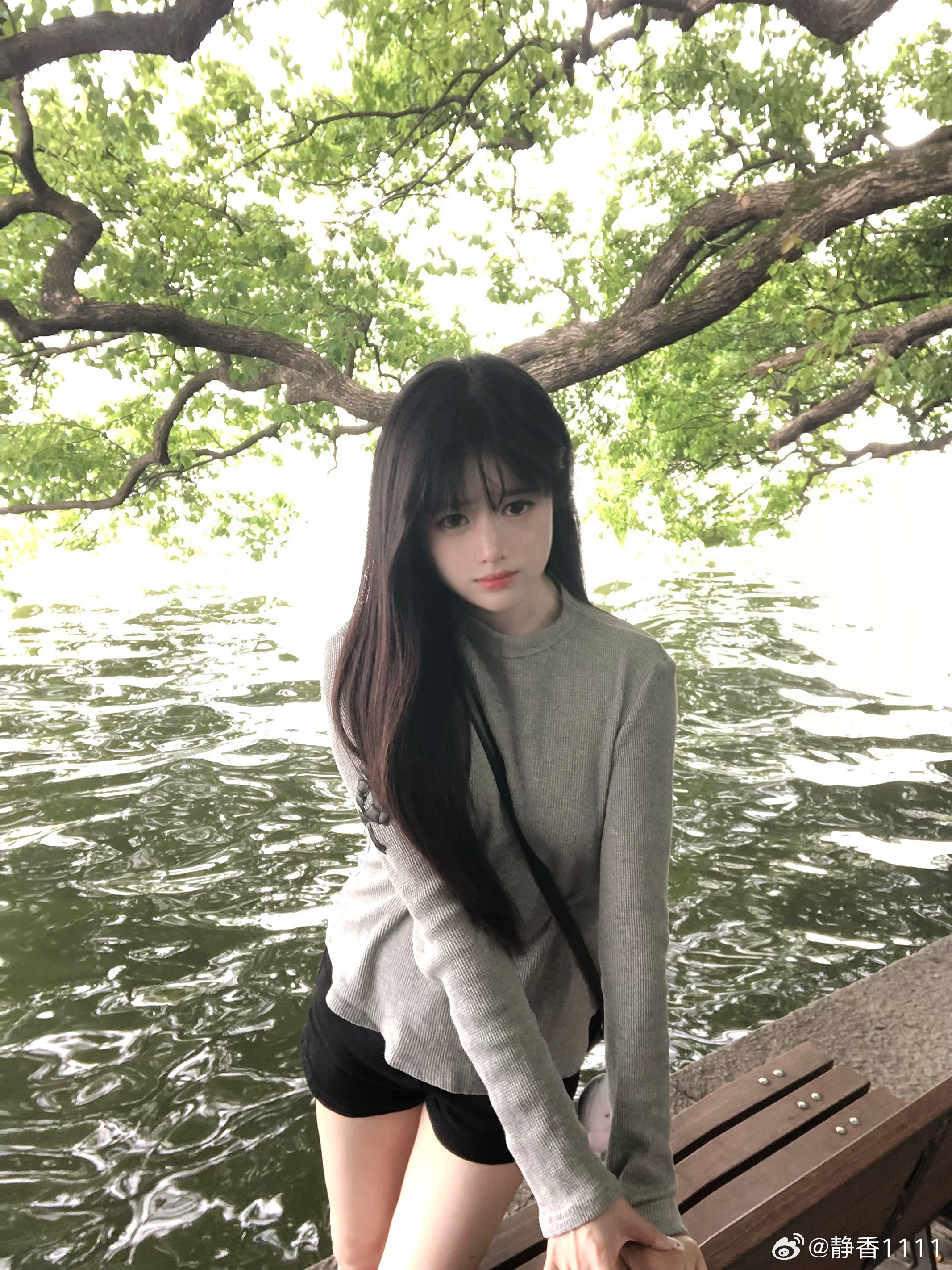 我翻了你朋友圈近照 你的身材比想象中劲爆 ​​​