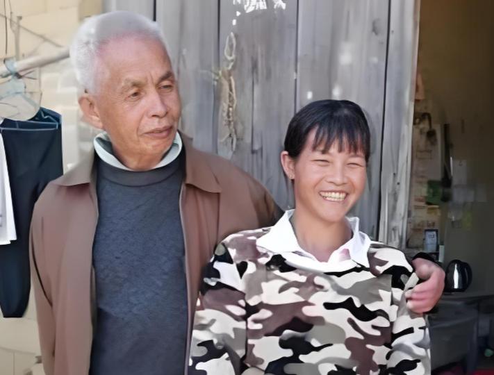 广西第一猛男！1994 年，49 岁梁二将 19 岁女工友带回村，随后两人开始疯