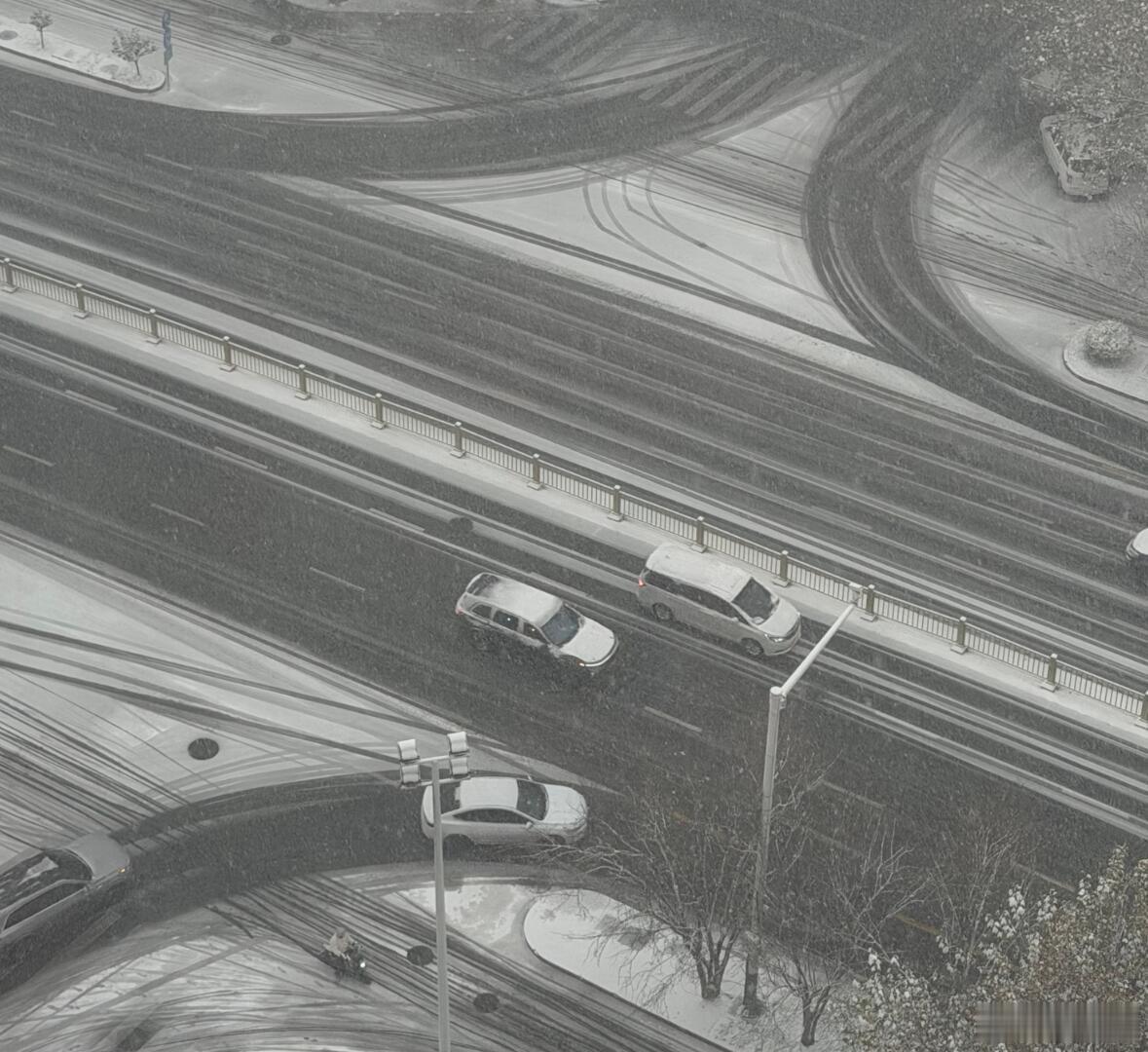 我的建议是：尽量别用。现阶段它只是一个“辅助”，终究还是靠大量的传感器来实现的感