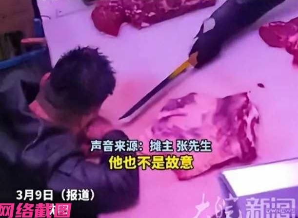 辽宁沈阳有猪肉铺摊主忙碌过后，正趴在摊位桌上休息，没有想到来了位老顾客。

只是