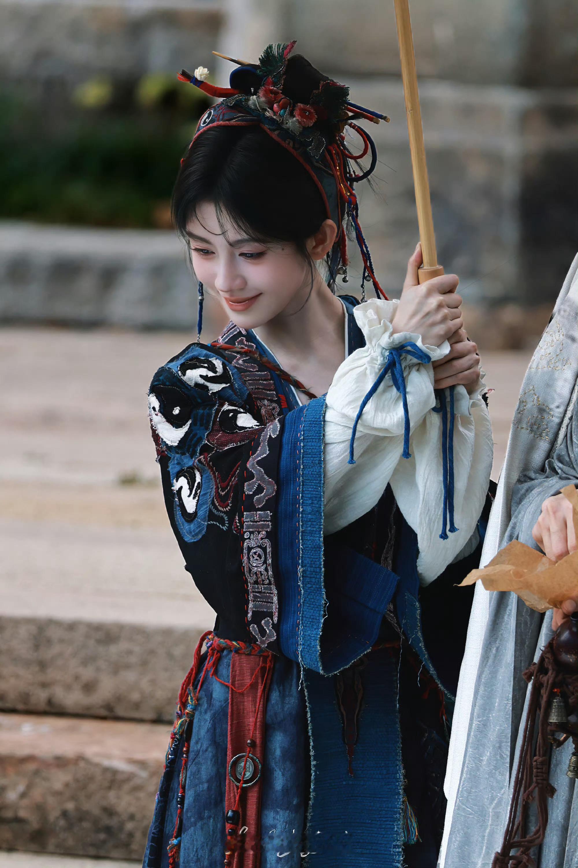 鞠婧祎新剧来战登上试卷《来战》未播出，鞠婧祎饰演的阿黛造型融入水墨莒麻与敦煌壁画
