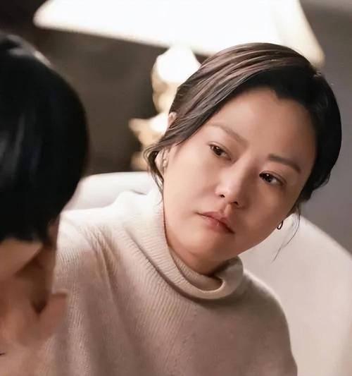 郝蕾白百何曝电影圈幕后运作
 
郝蕾朋友圈发文怒撕影展奖项运作黑幕，暗讽部分获奖